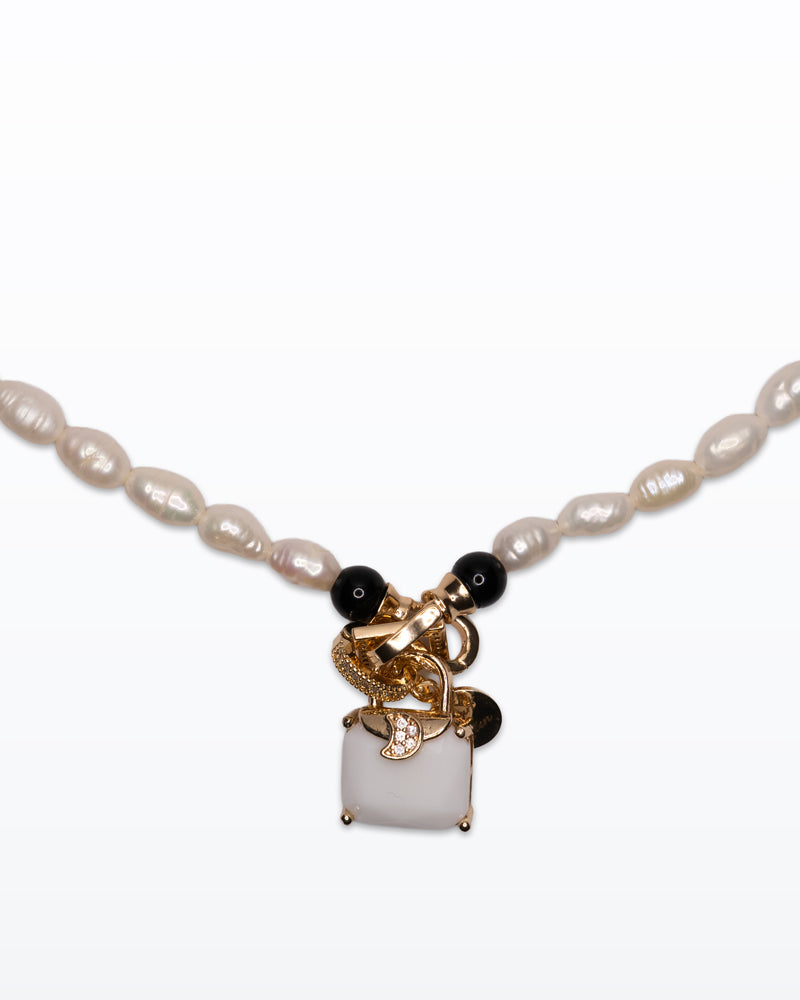 BiancoLatte – Collana con perle naturali e mini borsa